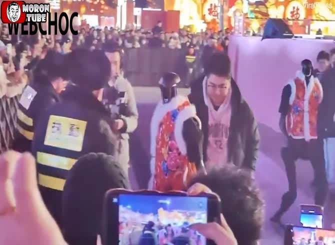 Video :In China, a lion assaults a trainer